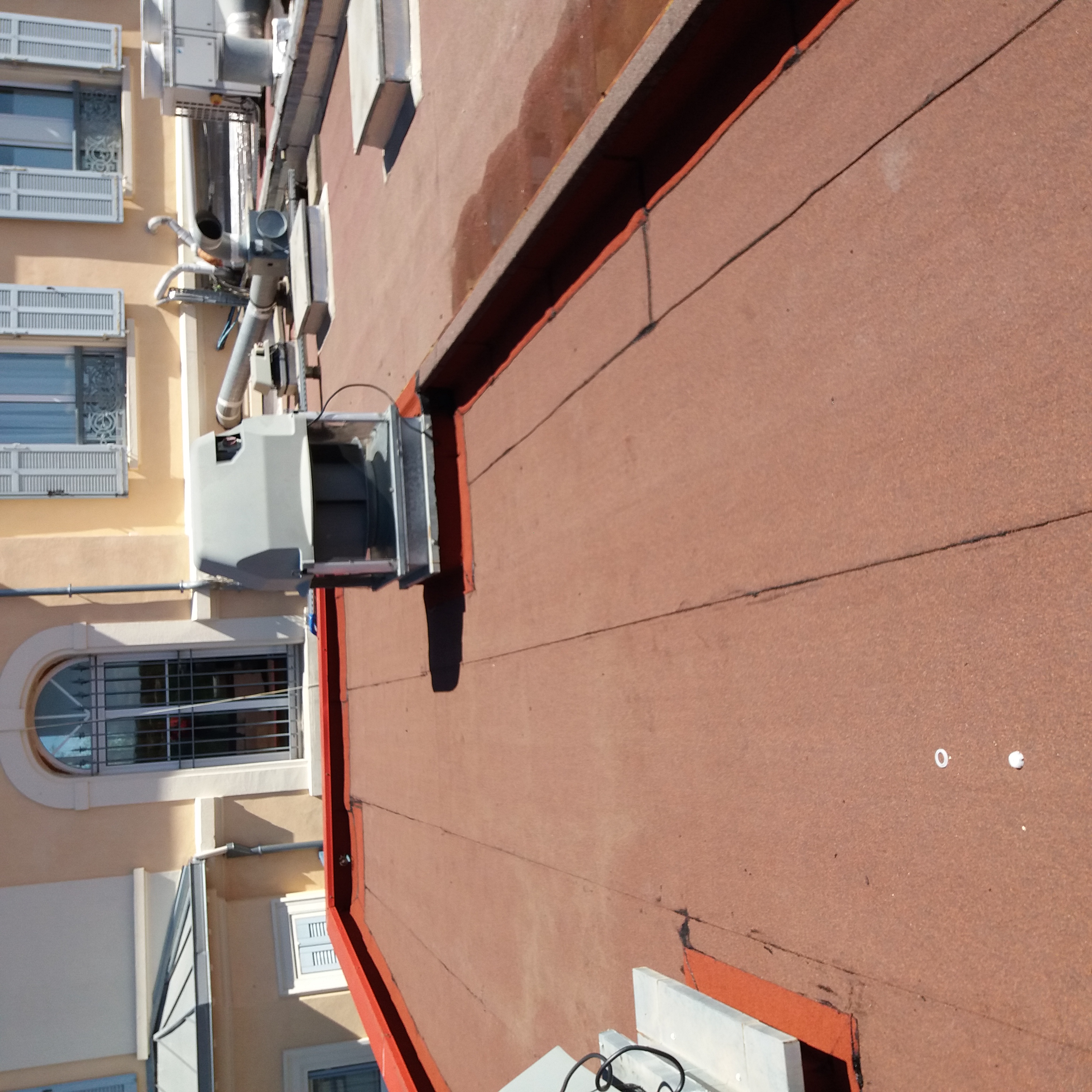 Réchapage de 49m2 d'étanchéité bitumeuse sur une toiture terrasse d'un village de vacances de Fréjus.