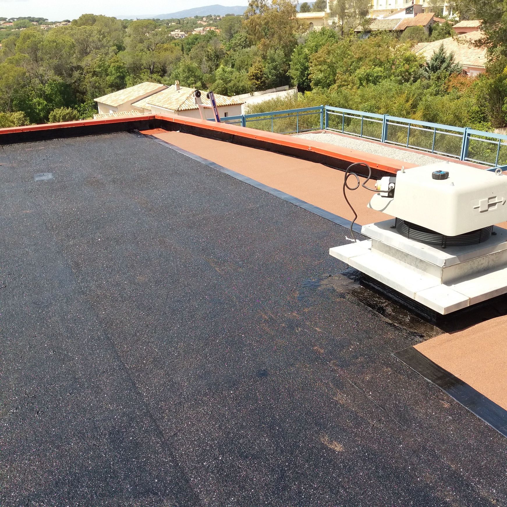 Réchapage de 49m2 d'étanchéité bitumeuse sur une toiture terrasse d'un village de vacances de Fréjus.