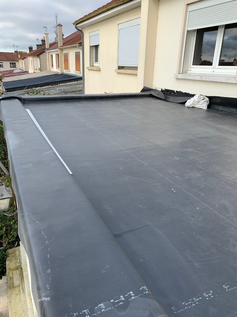 Pose d'EPDM par les techniciens toitures d'Attila