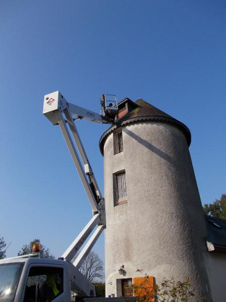 Toiture Moulin surplombée par notre camion nacelle